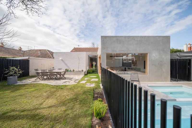 Malvern East Residence — A rendered concrete pavilion behind an Edwardian front.